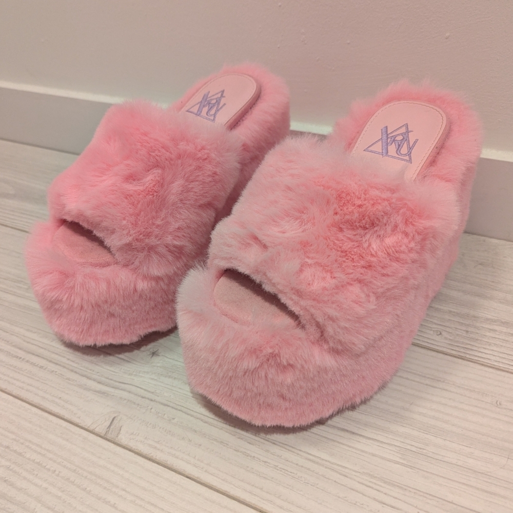 NWOT YRU Fluffy Pink Open-Toe Platform Wedges